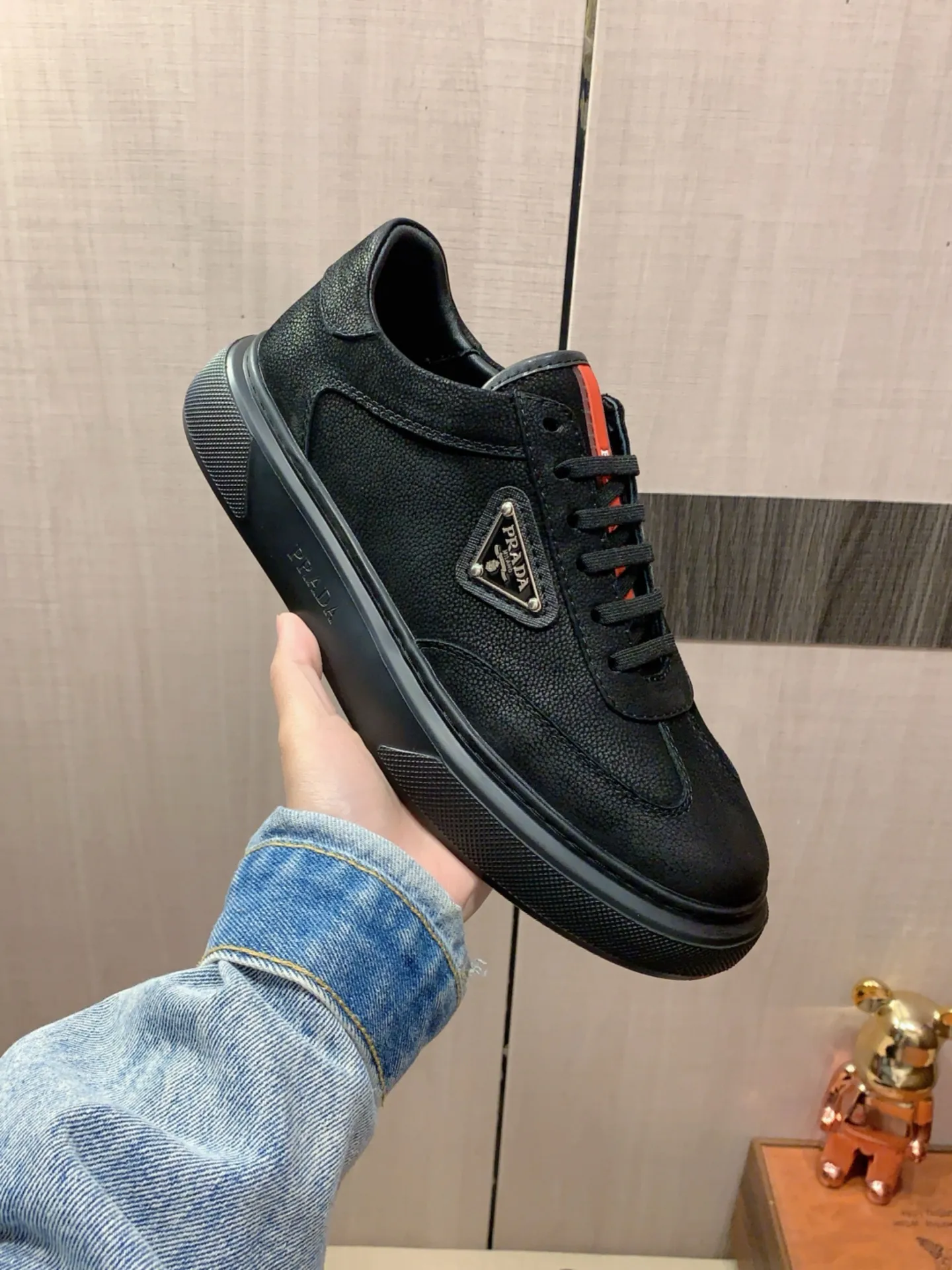 New model: Factory price: 460💰💰🎩🎩[Lightning][Lightning] "Prada Men's Shoes 💰pRADA*" The latest and most popular casual shoes, top brands [seduce] luxury~purchase, top~quality. [Strong] The upper is made of imported breathable and polished cowhide material ➕ Breathable sheepskin feet (•) with fine workmanship. The original stylish and stylish soft rubber wear-resistant and non-slip outsole is light and comfortable on the feet. The real thing looks better when photographed in person. 0186: code: 38-44, 4️⃣ colors selected